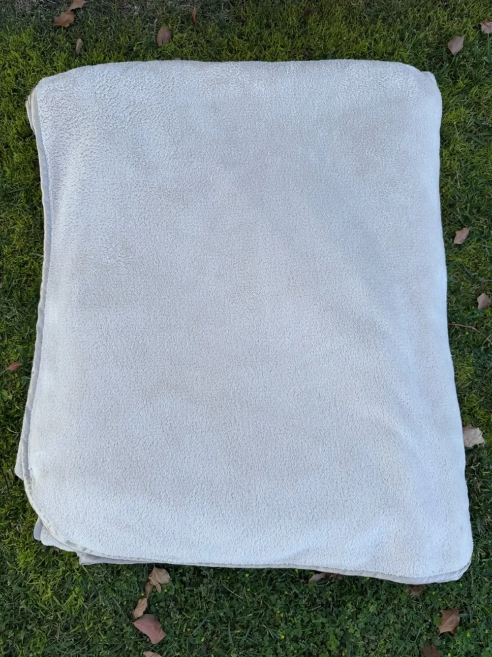 Brookstone NAP Plush Blanket Satin Trim All-Season Light Tan Soft Cozy King FLAW